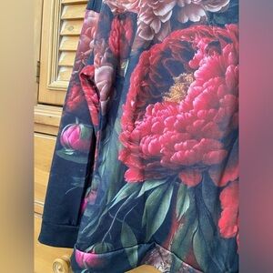 NWOT peony sweatshirt,  floral photography sweatshirt, L